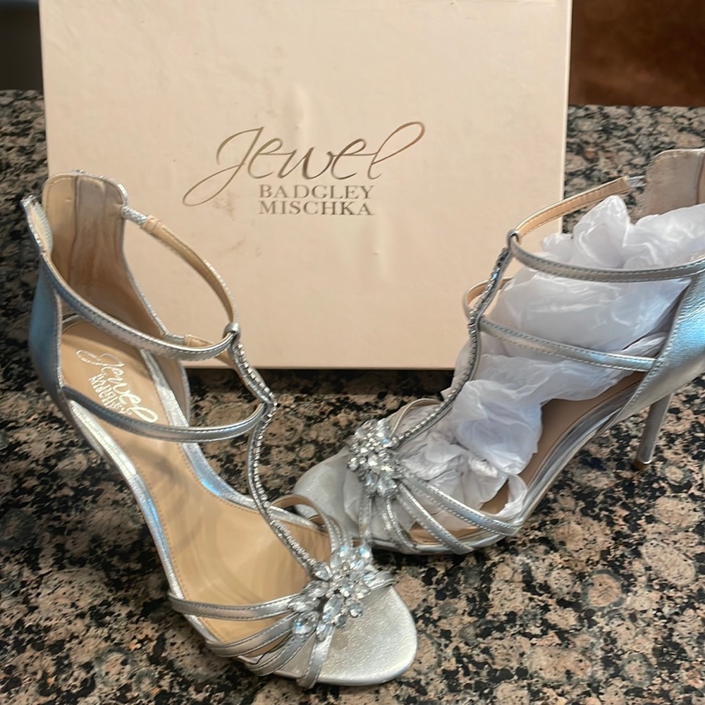 Beautiful Rhinestone silver heels size 8